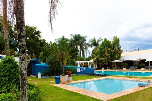 a swimming pool in the yard of a resort at Hotel Casa Amarela in Avaré