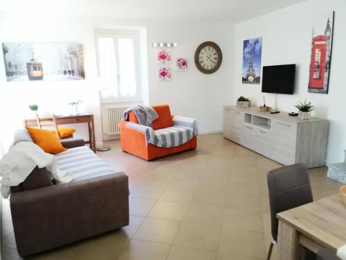 Μια τηλεόραση ή/και κέντρο ψυχαγωγίας στο BELLAGIO DREAMS APT, pool, with private garden, near lake