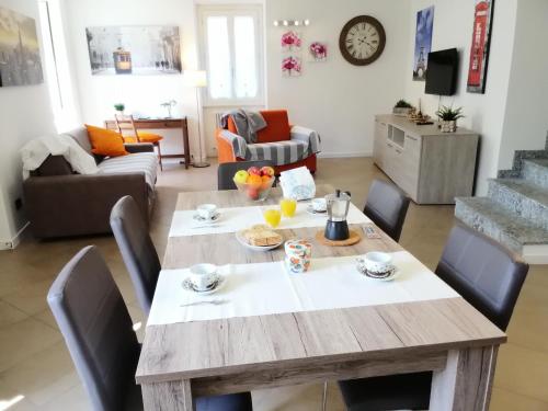 Χώρος καθιστικού στο BELLAGIO DREAMS APT, pool, with private garden, near lake