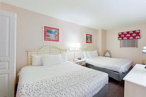 um quarto de hotel com duas camas num quarto em Bay Watch 0232 em Myrtle Beach