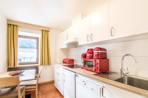 Apartments Heidenberger Fieniliにあるキッチンまたは簡易キッチン