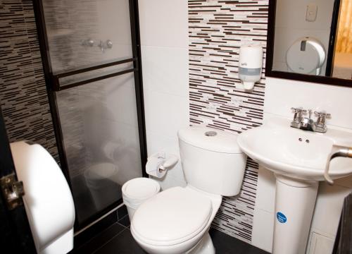 W łazience znajduje się toaleta, umywalka i prysznic. w obiekcie HOTEL TORRE REAL w mieście Popayán