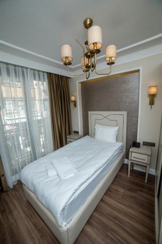 Una cama o camas en una habitación de The Charm Hotel - Old City