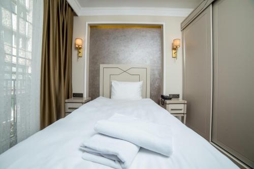 Una cama o camas en una habitación de The Charm Hotel - Old City