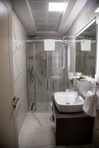 Un baño de The Charm Hotel - Old City