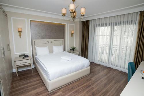 Una cama o camas en una habitación de The Charm Hotel - Old City