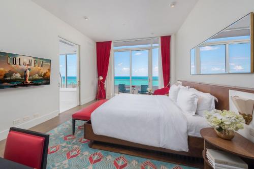 Ένα ή περισσότερα κρεβάτια σε δωμάτιο στο Faena Hotel Miami Beach