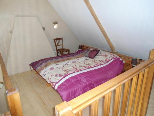 ein Bett auf einer Holzstange in einem Zimmer in der Unterkunft LA VUULE MAISON in Fermanville