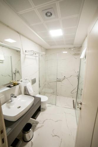 Un baño de The Charm Hotel - Old City