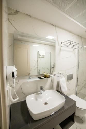 Un baño de The Charm Hotel - Old City