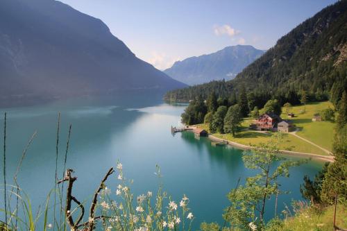 a view of a lake in a valley with mountains at Alpenherz Ferienwohnungen in Pertisau