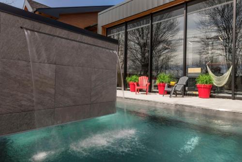 a swimming pool in front of a building at Hôtel & Suites Normandin Lévis in Lévis