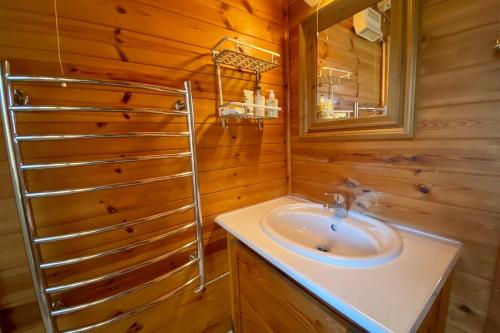Et badeværelse på The Cabin at The Oaks