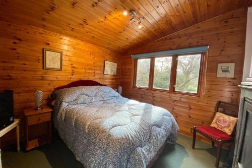 เตียงในห้องที่ The Cabin at The Oaks