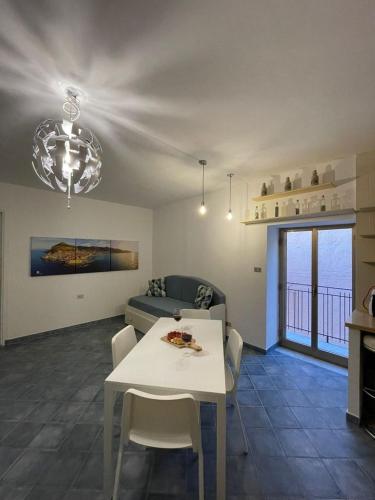 salon z białym stołem i kanapą w obiekcie Al Cortile w Cefalù