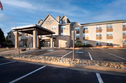 an empty parking lot in front of a hotel at Country Inn & Suites by Radisson, Stone Mountain, GA in Stone Mountain