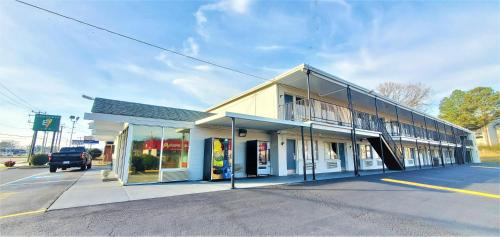 a building on the side of a street at Economy 7 Inn- Newport News in Newport News