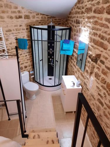 e bagno con doccia, servizi igienici e lavandino. di Mill D'Arx a Château