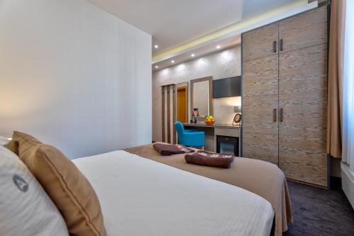 a hotel room with two beds and a kitchen at CentRoom Gold in Zlatibor