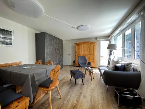 a living room with a table and a couch at zentrale TOP Wohnung Chesa Ravaisch in Davos