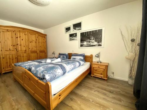 a bedroom with a bed with blue and white sheets at zentrale TOP Wohnung Chesa Ravaisch in Davos