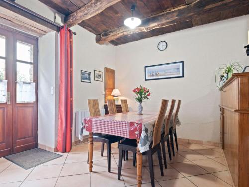 cocina y comedor con mesa y sillas en Charming child friendly holiday home, en La Boussac