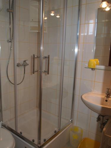 Bilik mandi di Apartments Edita