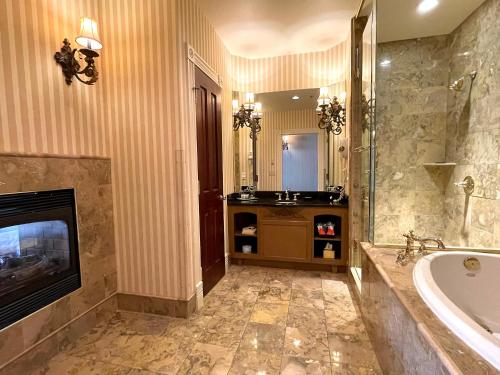 Ett badrum på Celebrity Hotel