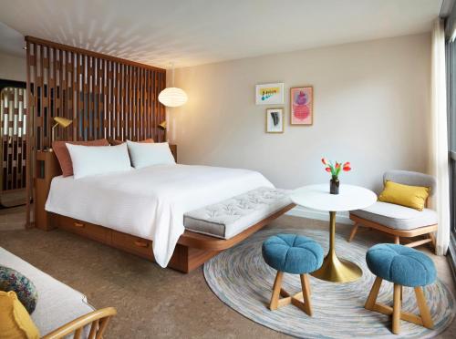 1 dormitorio con 1 cama, mesa y sillas en Flamingo Resort & Spa, en Santa Rosa