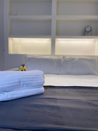 - une chambre avec un lit doté de draps et d'oreillers blancs dans l'établissement A casa di Beatrice, à Milan