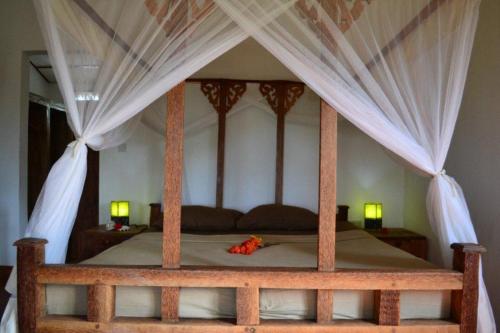 En eller flere senger på et rom på Emerald Bay Resort