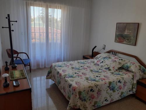 een slaapkamer met een bed, een tafel en een raam bij Anton Alvarez in Elche