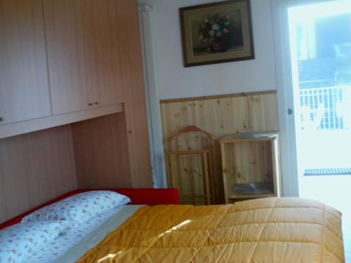 ein Schlafzimmer mit einem Bett mit einem Kopfteil aus Holz in der Unterkunft Casa Laika in Maissana
