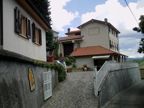 una casa con una escalera que conduce a un edificio en Casa Laika en Maissana