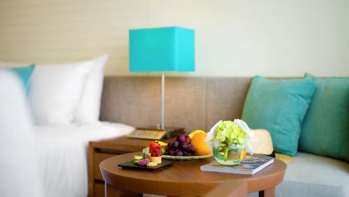 منتجع آنا إنتركونتيننتال مانزا بيتش في أونا: غرفة بها طاولة عليها فواكه وخضروات