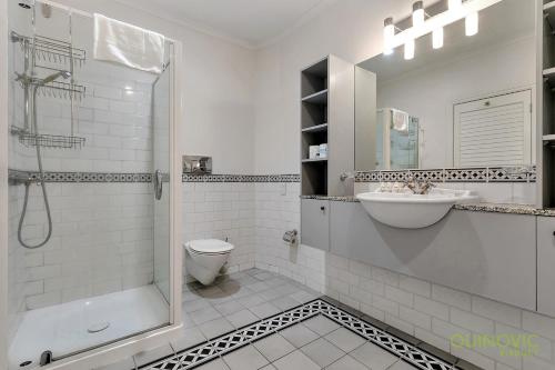 Koupelna v ubytování QV Spacious Waterfront 2 Bedroom Apartment - 791