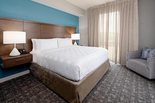 Säng eller sängar i ett rum på Staybridge Suites - Long Beach Airport, an IHG Hotel