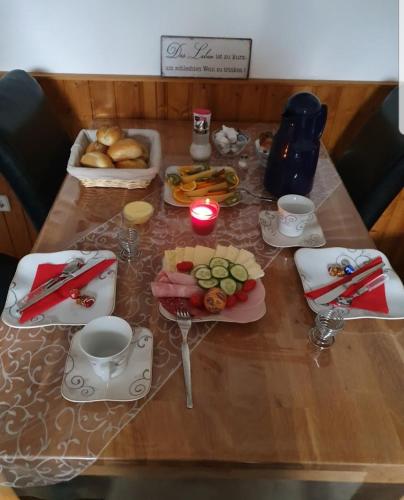 un tavolo con del cibo e una candela sopra di Gästehaus Kretschmann a Zeltingen-Rachtig