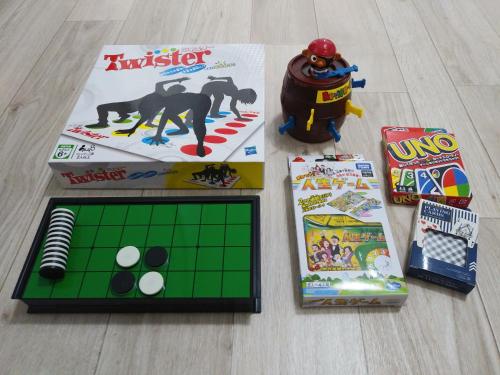 a group of games and toys on a table at BBQ可 1日1組限定 貸切別荘 秘密基地 は恐竜博物館まで3km スキージャム勝山まで12km in Katsuyama