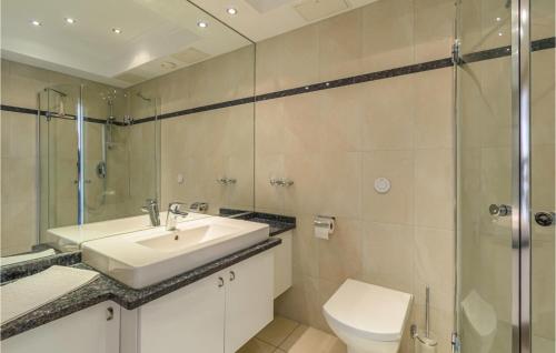 Ένα μπάνιο στο Cozy Apartment In Timmendorfer-strand With Wifi