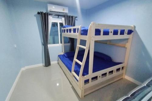 - une chambre avec 2 lits superposés dans l'établissement Jayden's HomeStay, à Ko Sukon