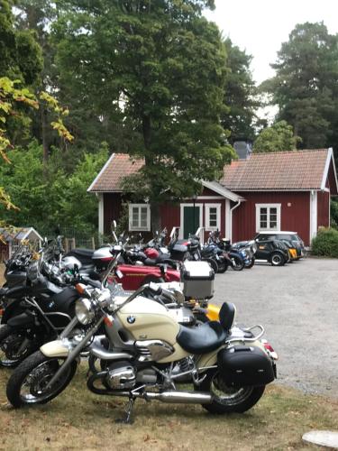 a group of motorcycles parked in a parking lot at Hotell Plevnagården in Malmköping