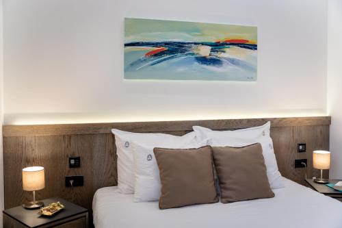 a bedroom with a bed and a painting on the wall at CentRoom Gold in Zlatibor