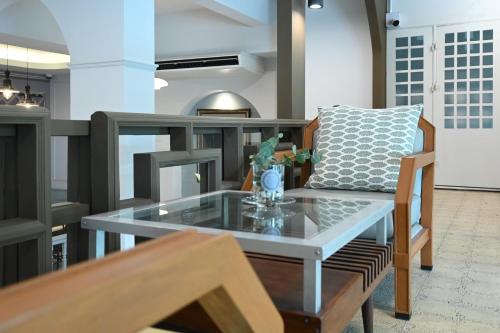 Ein Sitzbereich in der Unterkunft The Krungkasem Srikrung Hotel
