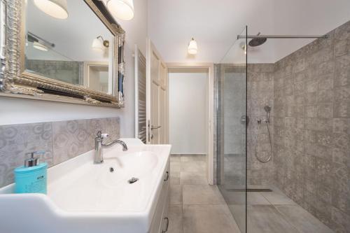 uma casa de banho com um lavatório e um chuveiro em Villa Aria Istria em Rovinj