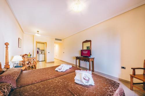 Кровать или кровати в номере Grand Muthu Golf Plaza Hotel & Spa