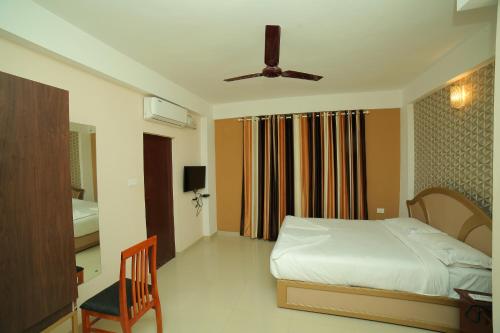 Tempat tidur dalam kamar di Hotel Falcon