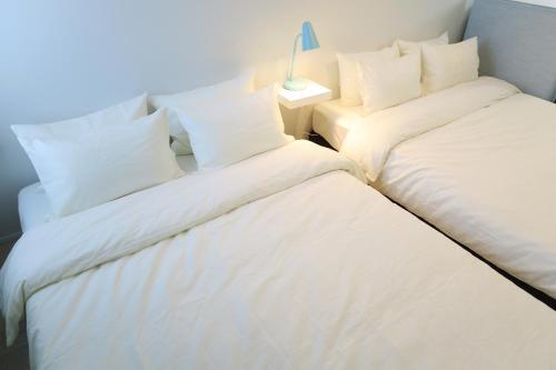 Ένα ή περισσότερα κρεβάτια σε δωμάτιο στο neko neko apartment