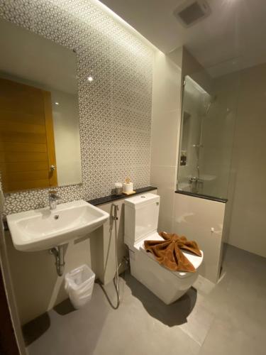 uma casa de banho com um WC e um lavatório em Aonang Dugong-SHA Extra Plus em Praia de Aonang