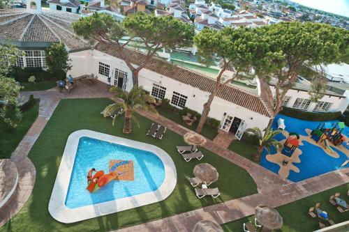 an overhead view of a pool at a resort at Ohtels Carabela in Matalascañas